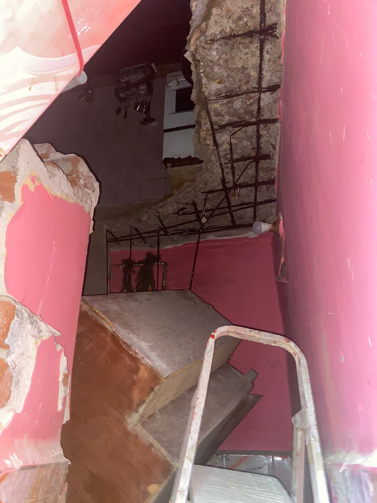 اخلاء عقار من 6 أسر بسبب انهيار سقف مطبخ وحمام على طابقين بالزاوية الحمراء (3)