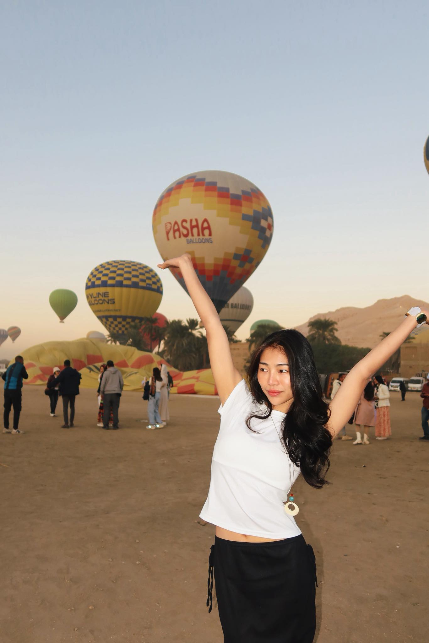 فرحة اجنبية خلال المشاركة فى رحلات البالون