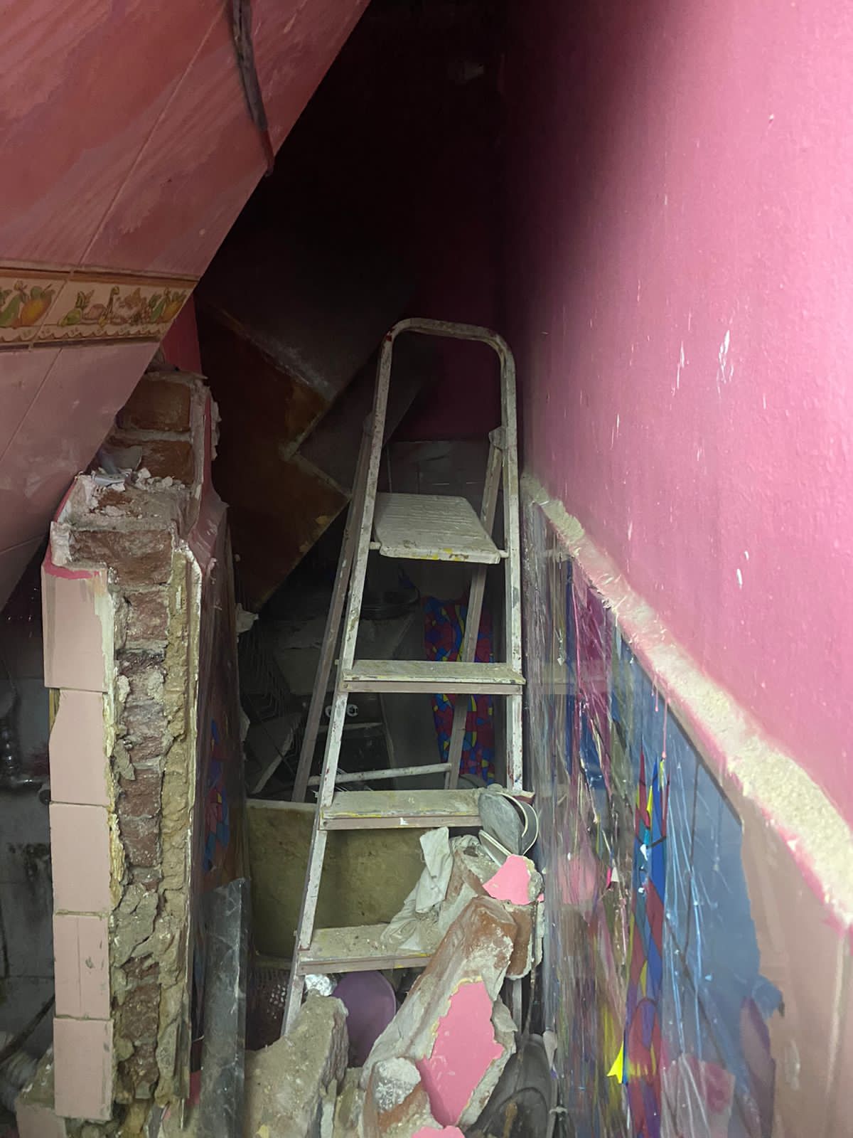 اخلاء عقار من 6 أسر بسبب انهيار سقف مطبخ وحمام على طابقين بالزاوية الحمراء (2)