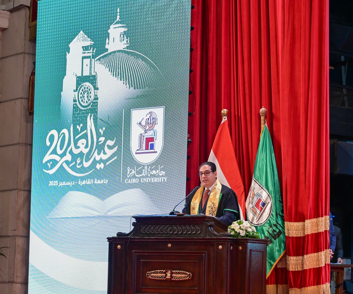 الدكتور محمد سامى عبد الصادق رئيس جامعة القاهرة