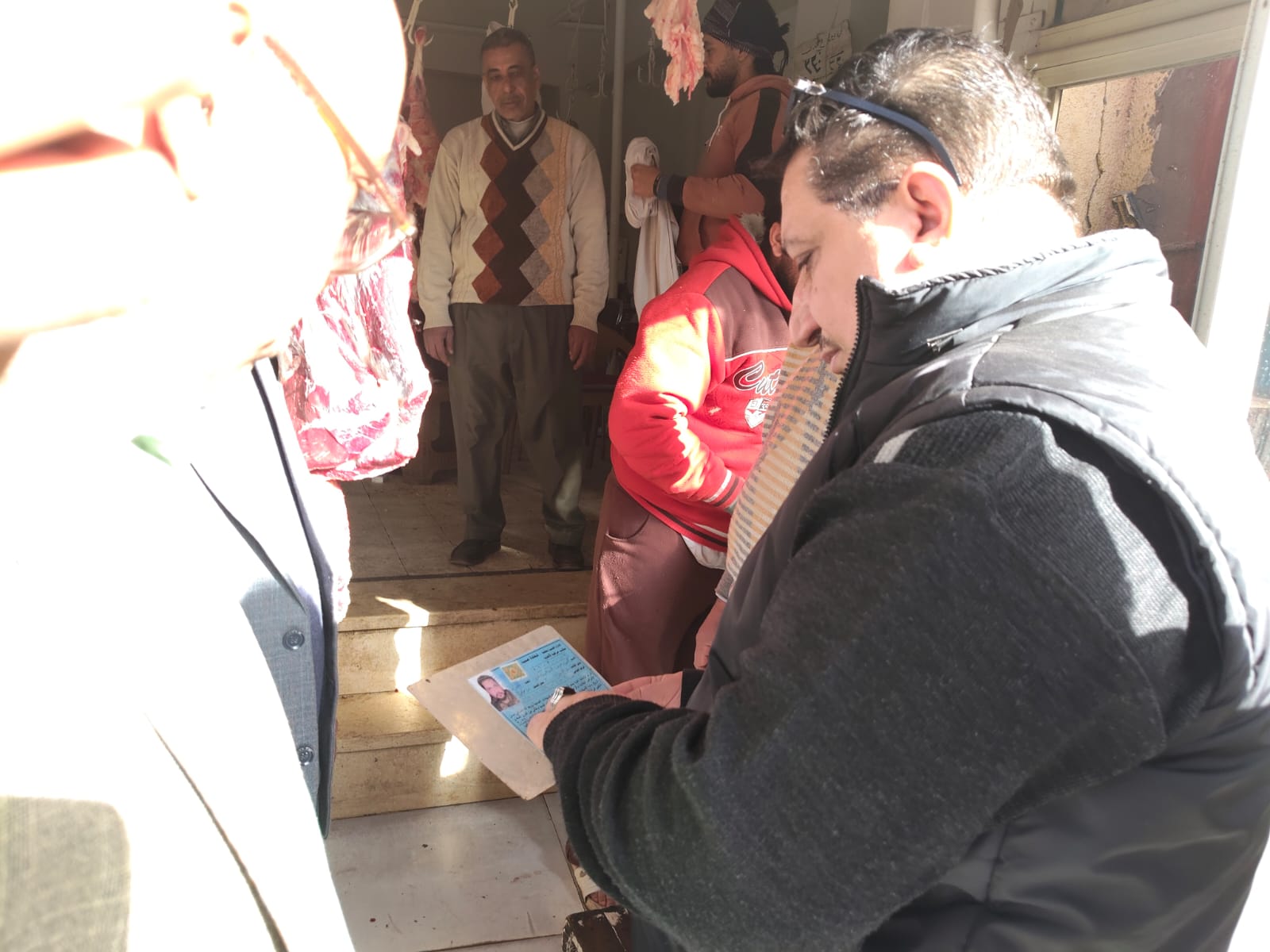 رئيس المدينة يفحص الشهادات الصحية 