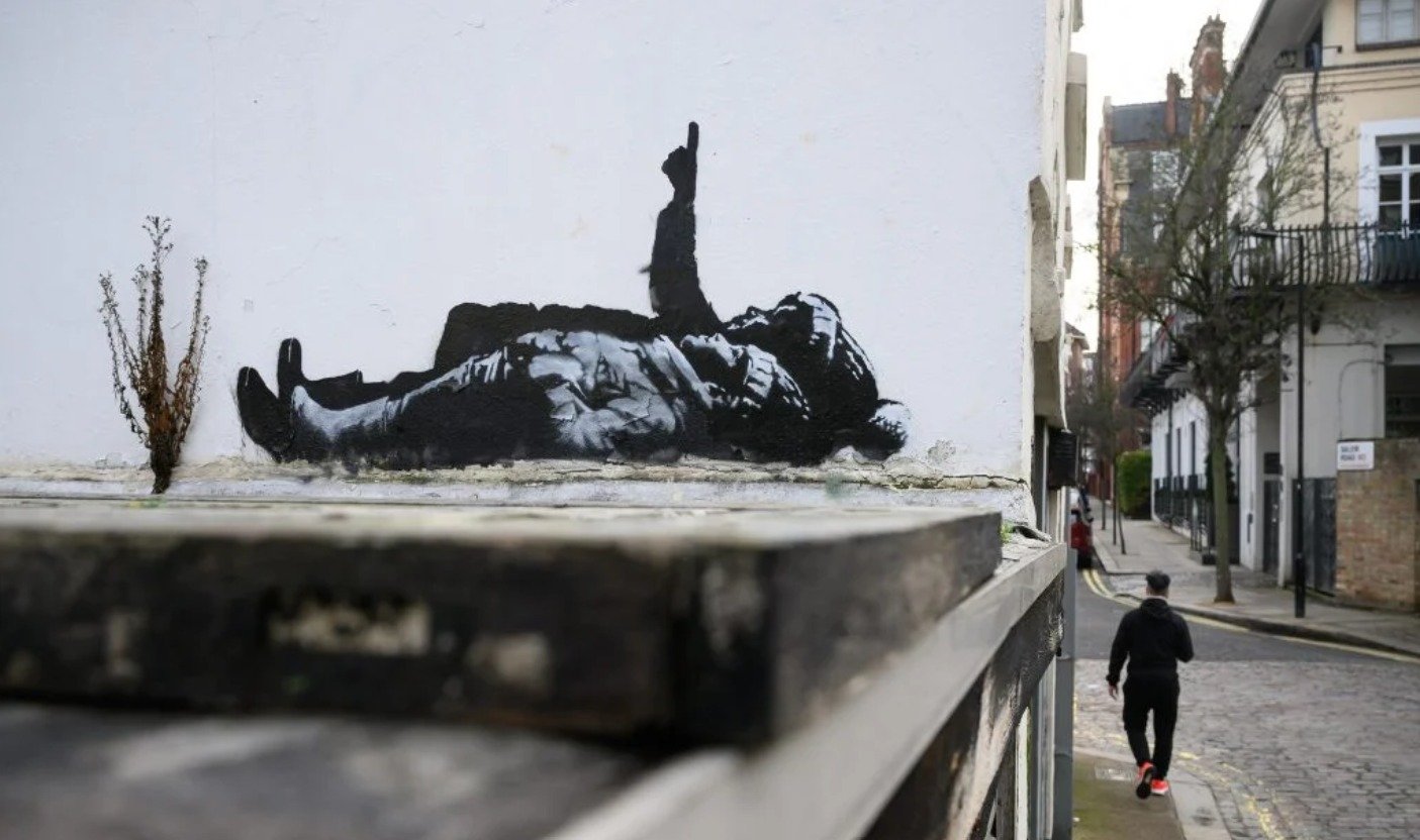 لوحة جدارية للفنان بانكسى لوحة جدارية للفنان بانكسى