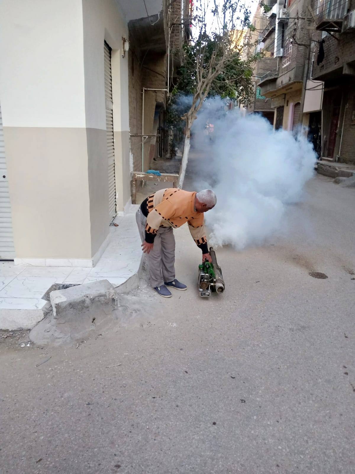 رش المبيدات الحشرية بعد شكاوى المواطنين بمنطقة حي شرق