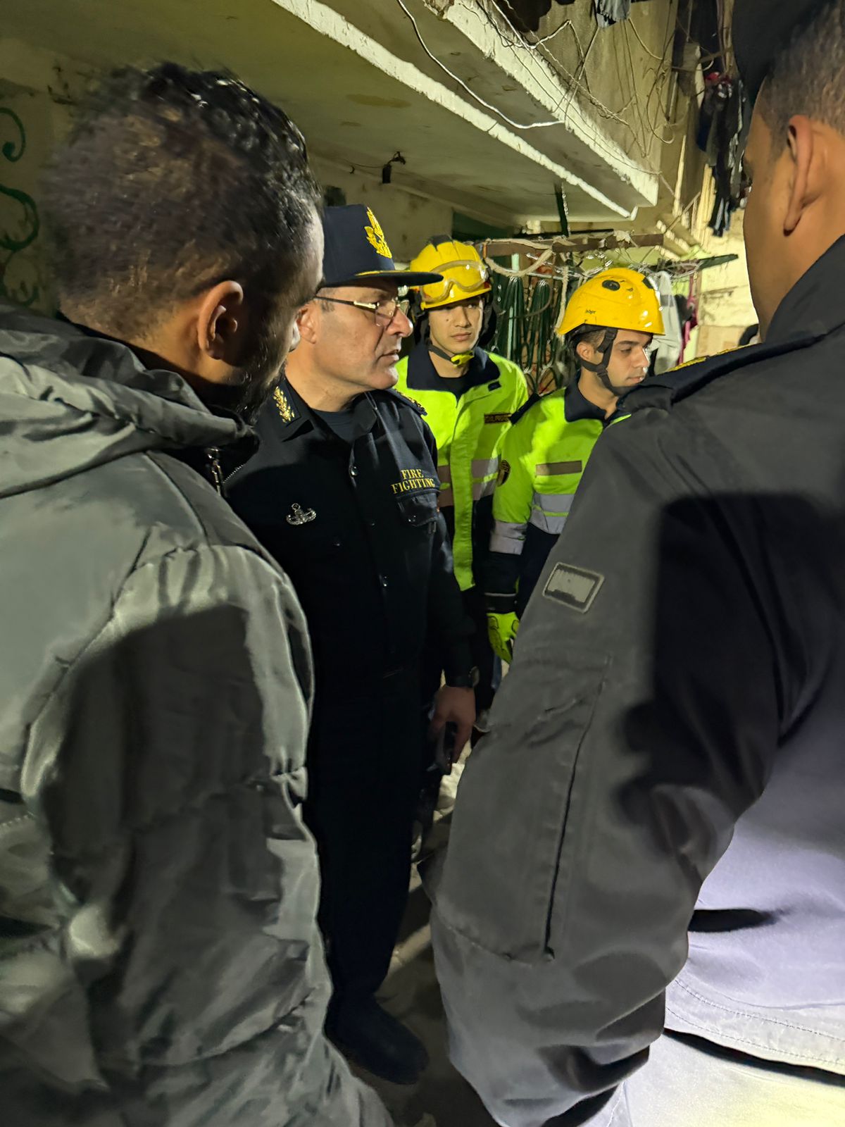 اخلاء عقار من 6 أسر بسبب انهيار سقف مطبخ وحمام على طابقين بالزاوية الحمراء (4)