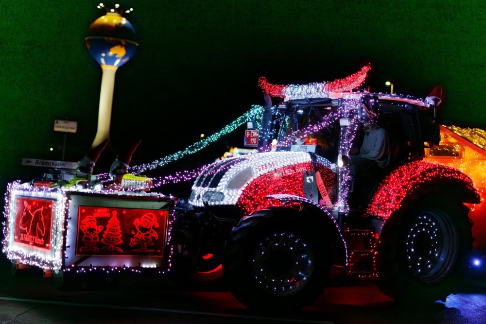 موكب جرارات عيد الميلاد المضاءة يمر عبر بيربيك (10)