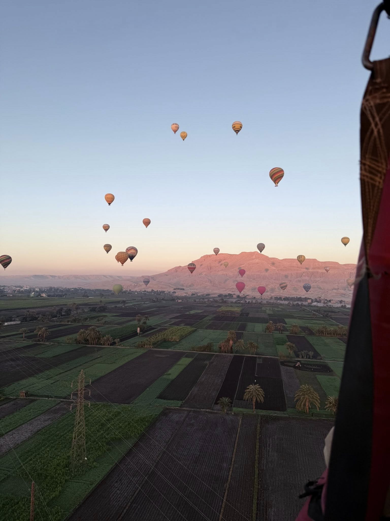 خروج رحلات البالون الطائر فى سماء الأقصر