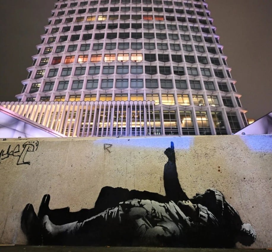 لوحة للفنان بانكسى فى لندن تحمل رسالة سياسية لوحة للفنان بانكسى فى لندن تحمل رسالة سياسية