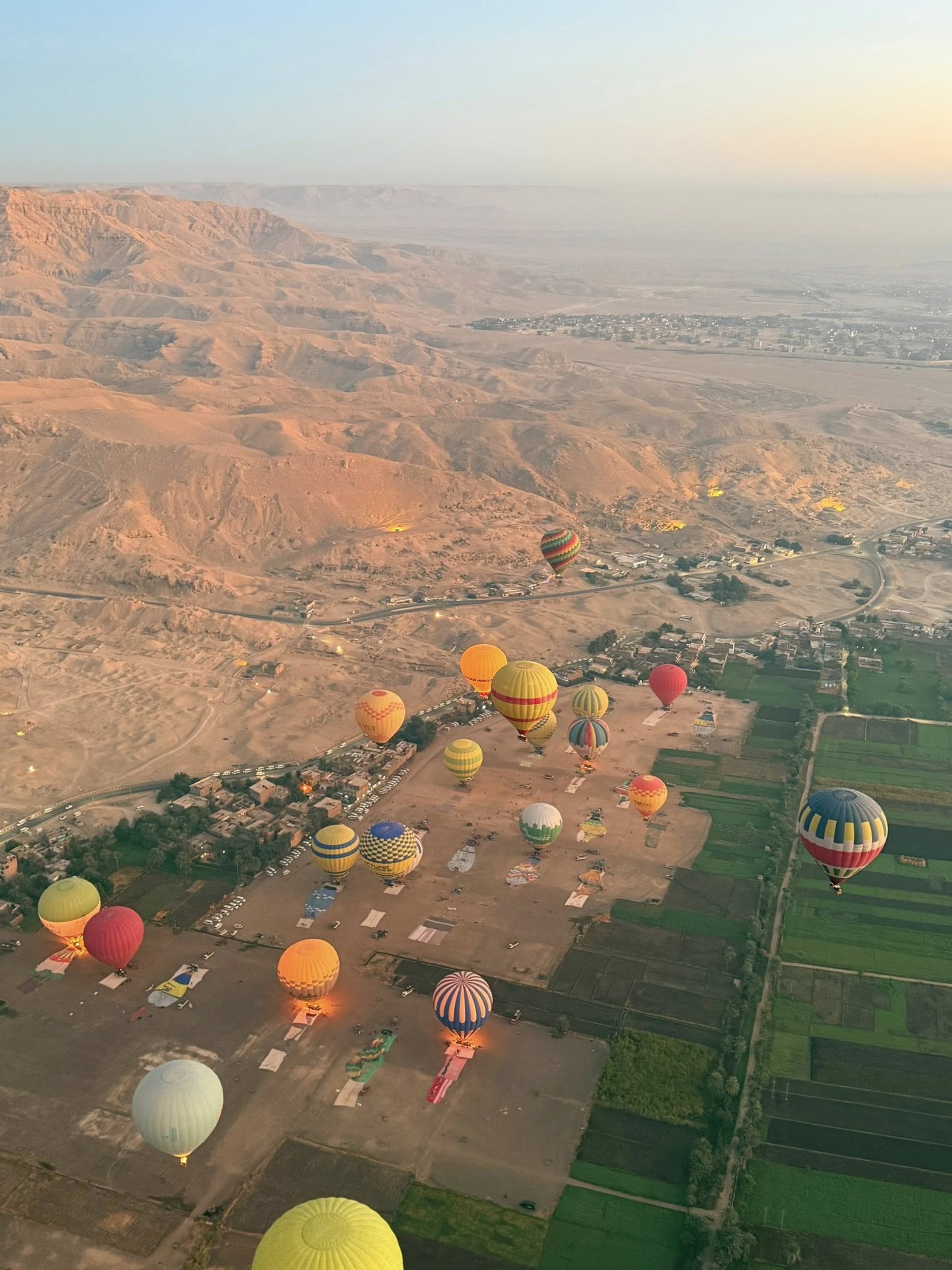 خروج رحلات البالون فى سماء الأقصر
