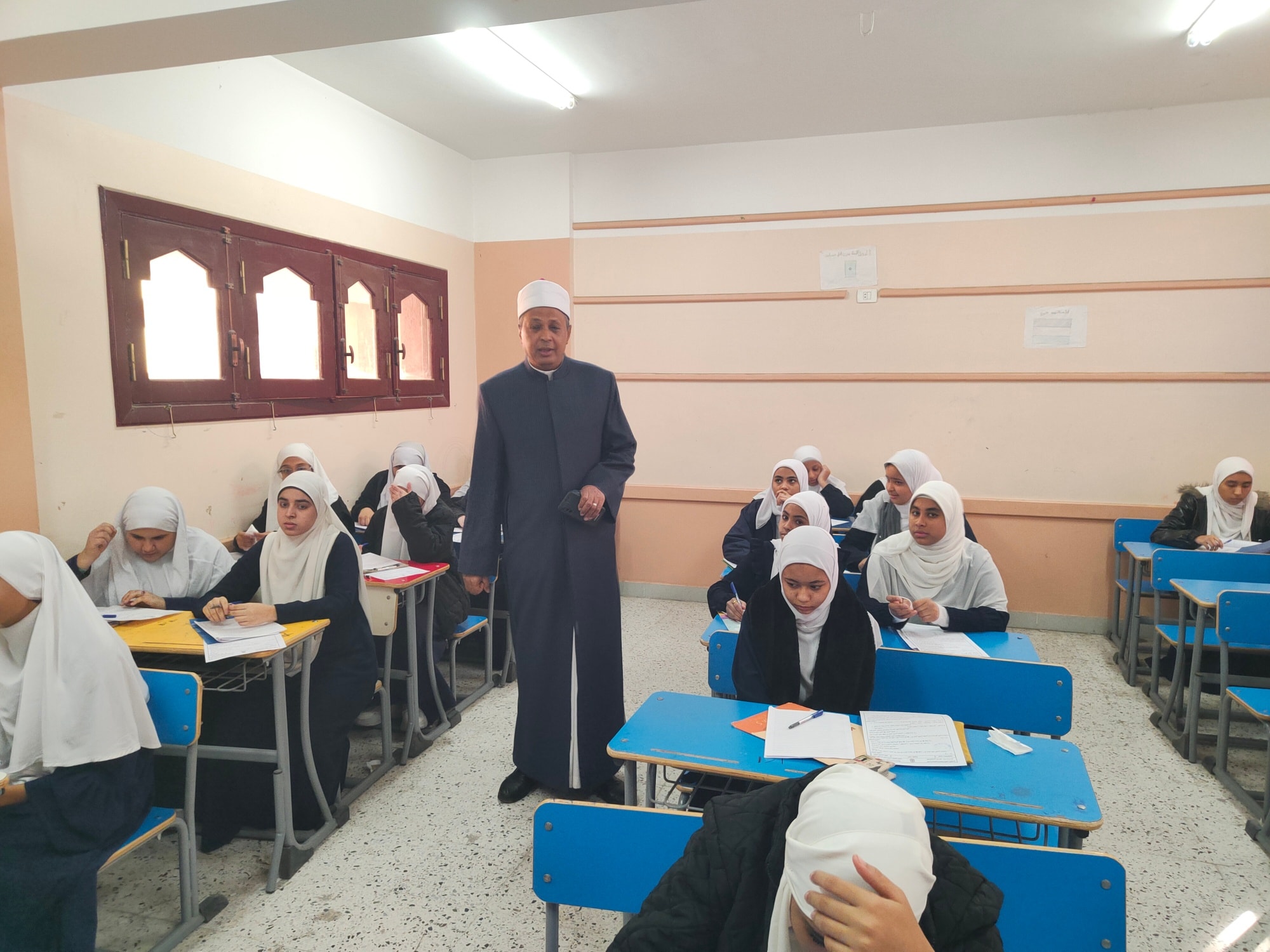 رئيس منطقة الأقصر يتفقد إمتحانات النقل للمرحلة الثانوية الأزهرية