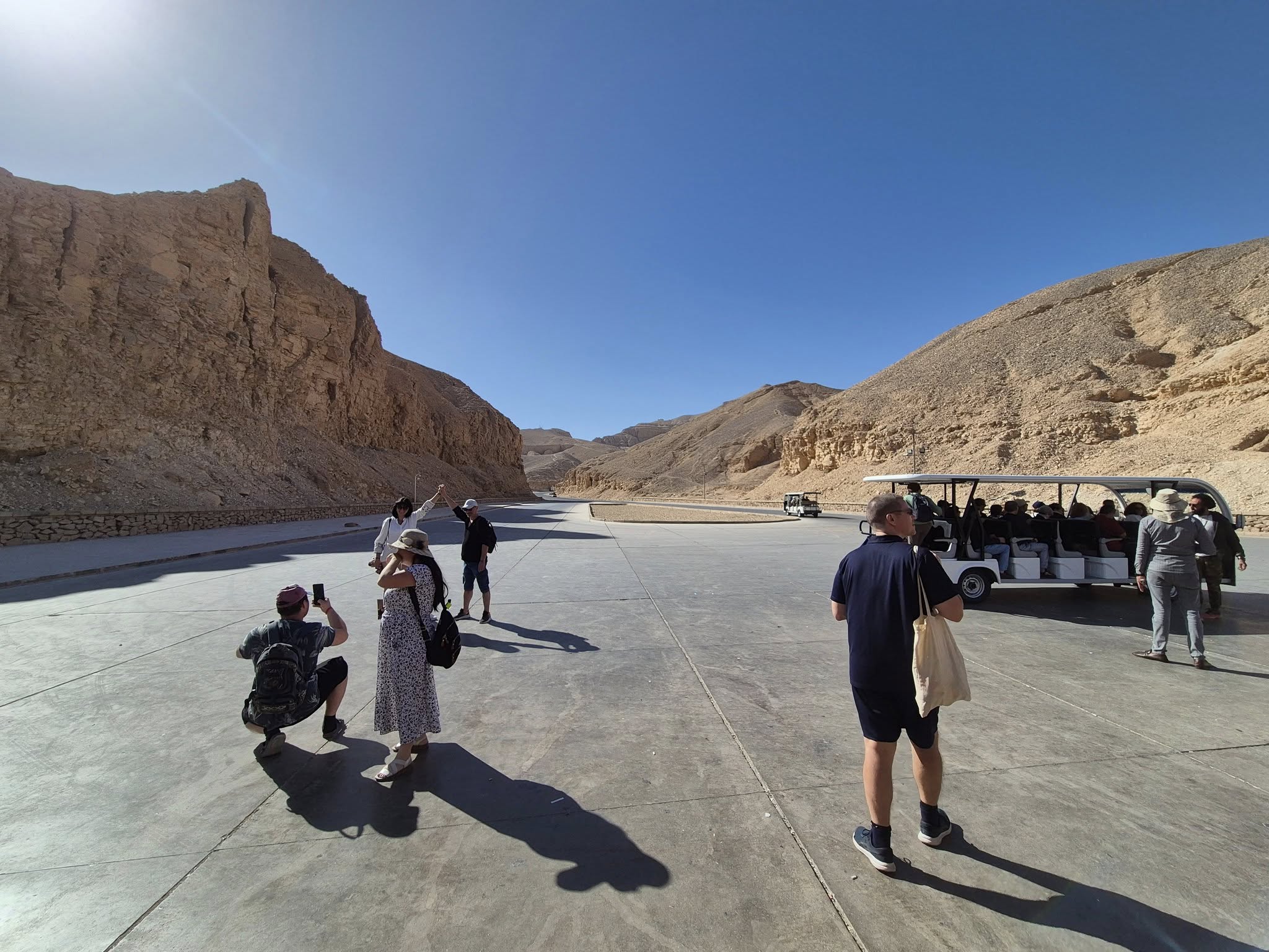 جانب من التوافد السياحى اليومى بمقابر وادى الملوك والملكات