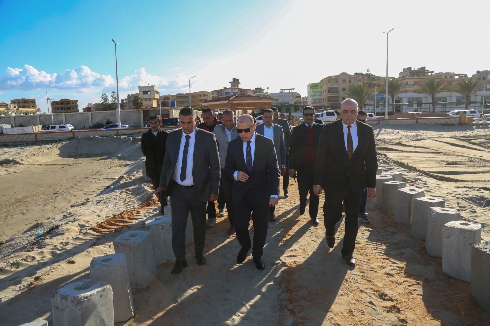 محافظ كفرالشيخ يتفقد أعمال إنشاء 11 مشاية جديدة بشواطئ مصيف
