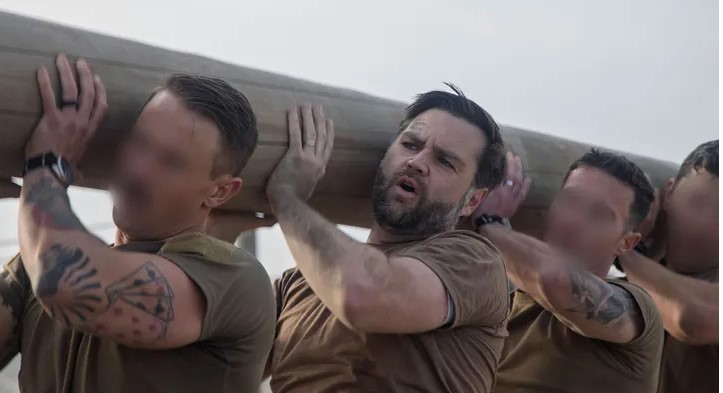 فانس يحمل جذوع الاشجار