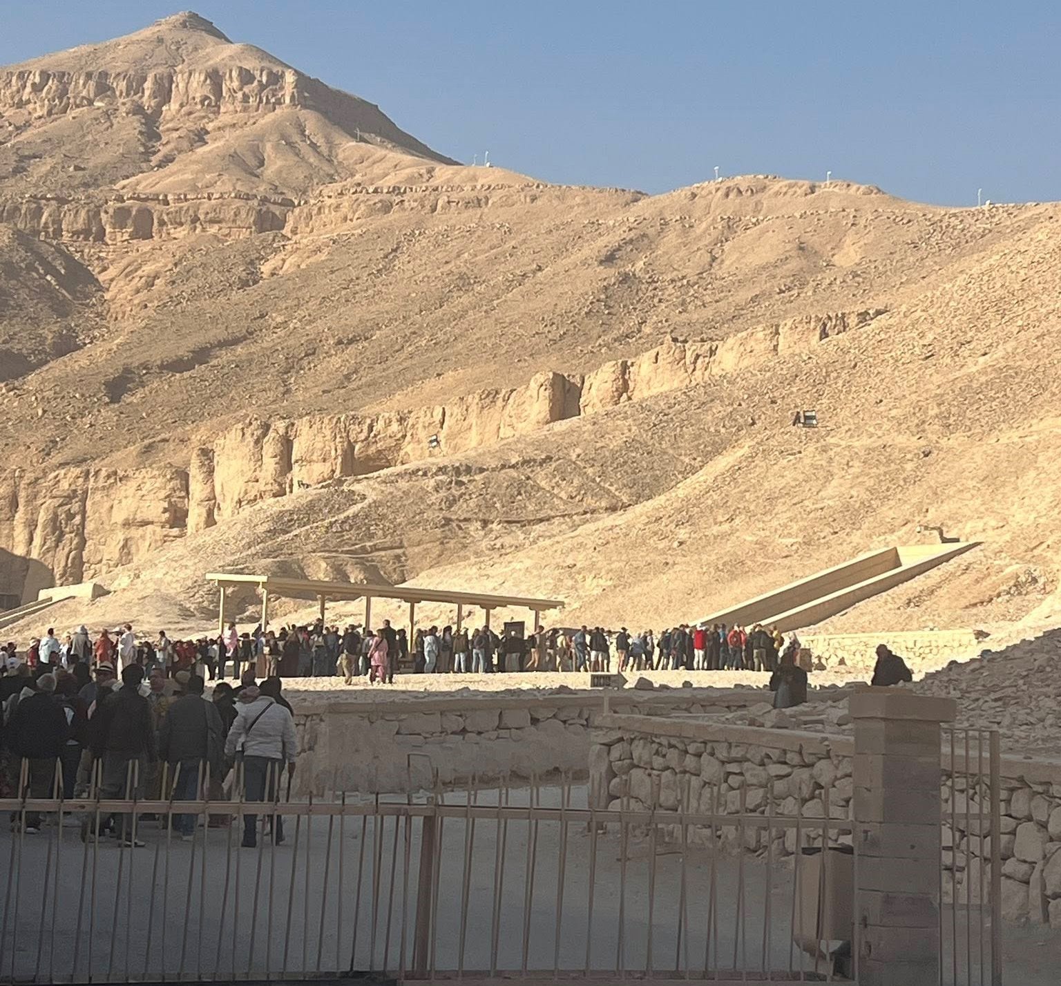 اقبال سياحي كبير فى مقابر البر الغربى بالأقصر