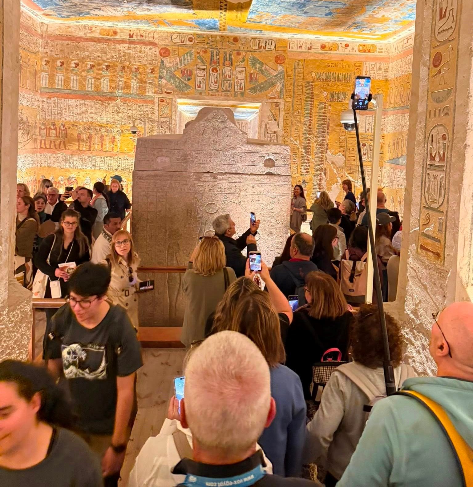 استمتاع الاجانب في قلب مقابر الملوك غرب الأقصر