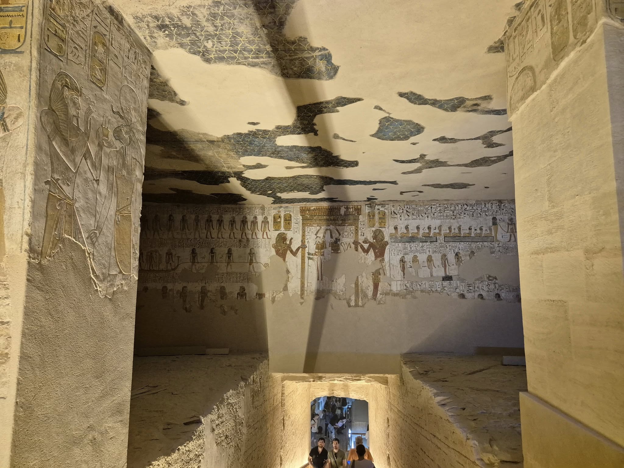 جانب من التوافد السياحى فى مقابر ملوك الأقصر