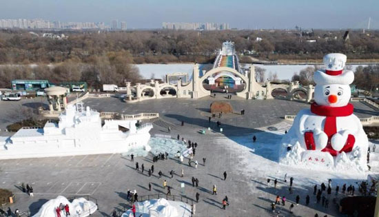 68057-رجل-الثلج-يزين-ميادين-الصين