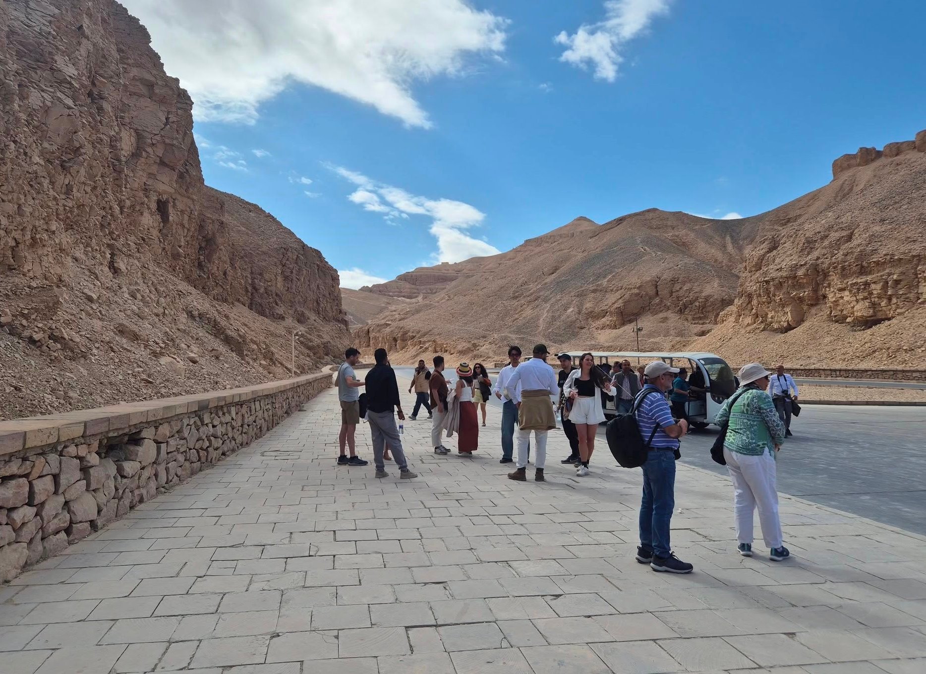 توافد السياح فى وادى الملوك والملكات بالأقصر