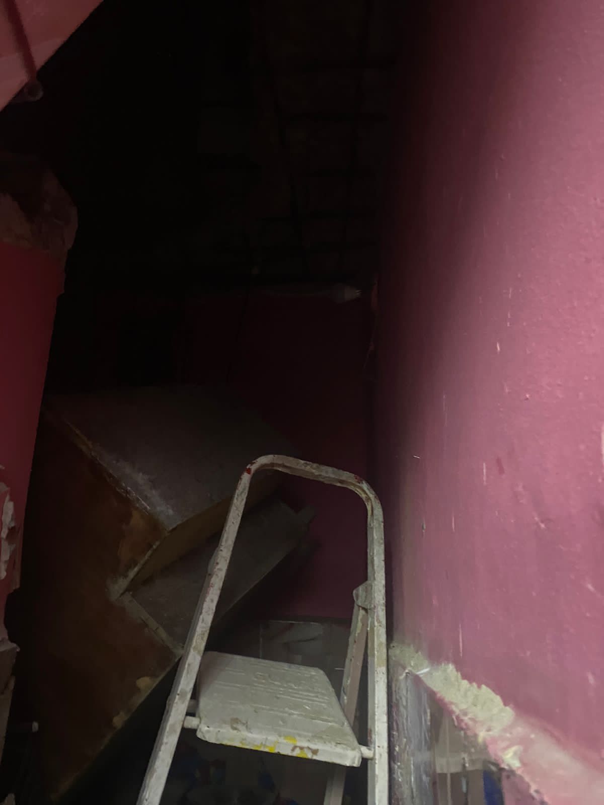 اخلاء عقار من 6 أسر بسبب انهيار سقف مطبخ وحمام على طابقين بالزاوية الحمراء (1)