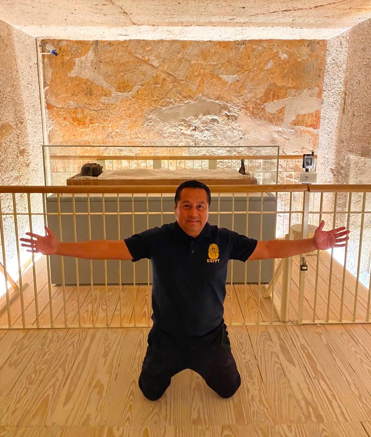 سعادة أجنبي في قلب مقبرة توت عنخ آمون