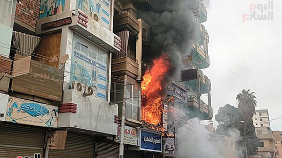 السنة-اللهب-تتصاعد-من-المحل-