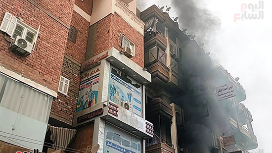 الدخان-الأسود-يتصاعد-من-جراء-الحريق-