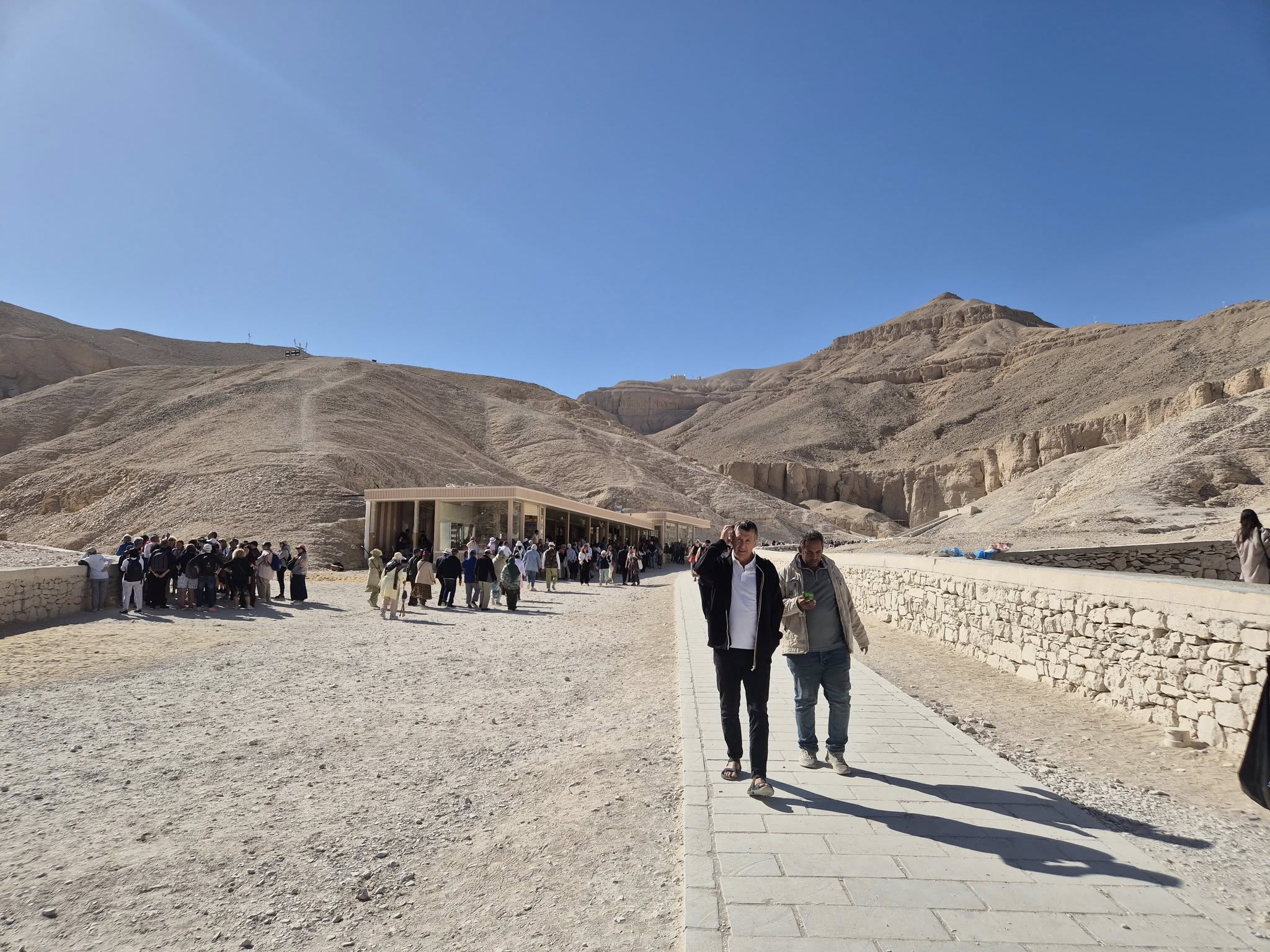 جانب من التوافد بمنطقة وادى الملوك