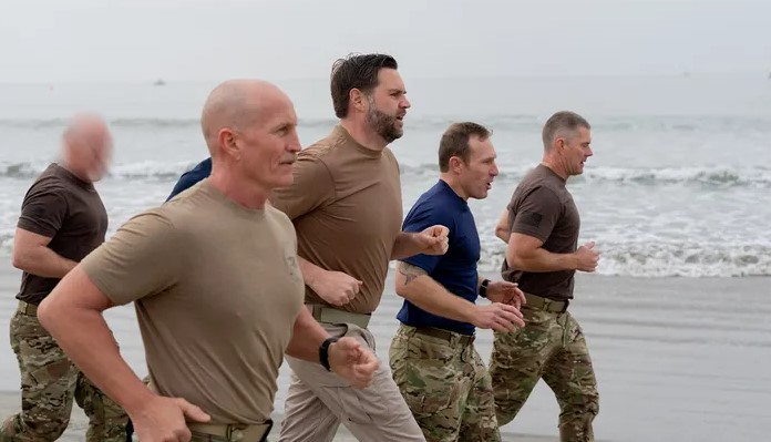 فانس يركض على الشاطئ