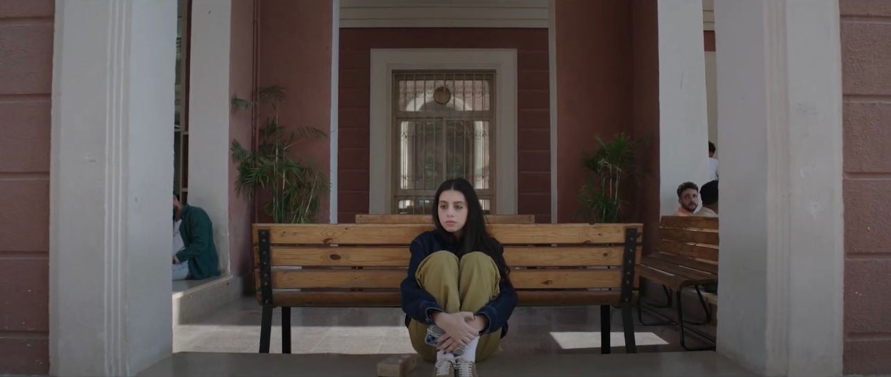 ياسمينا العبد تكتشف خيانة والدتها في مسلسل ميد ترم (2)