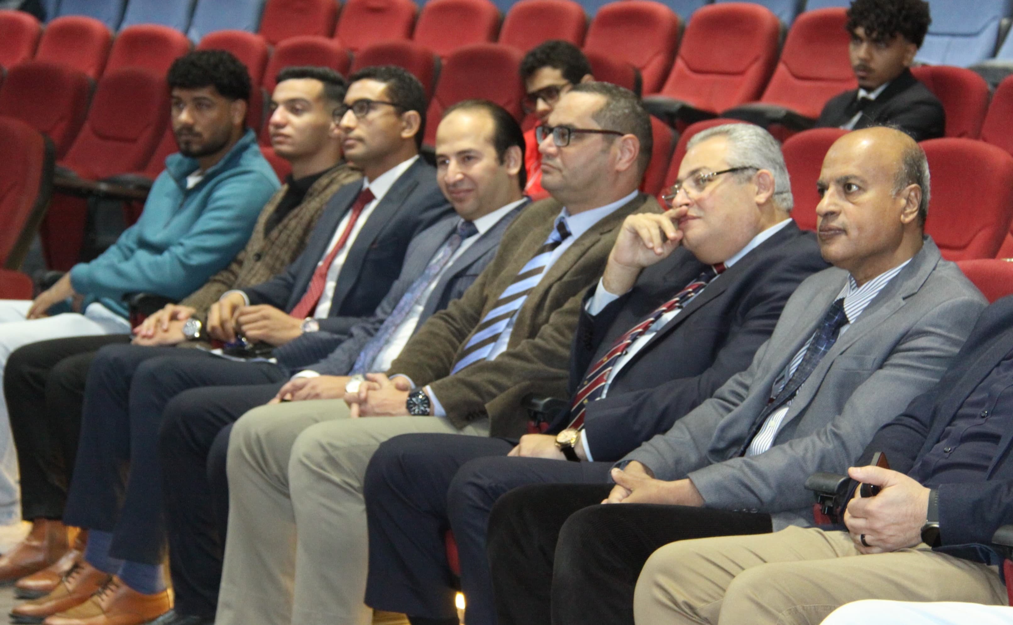 جانب من تدريب طلاب كلية حقوق على نموذج محاكاة لقضايا المخدرات