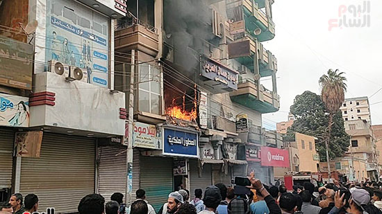 سيارات-الإطفاء-تتعامل-مع-الحريق-