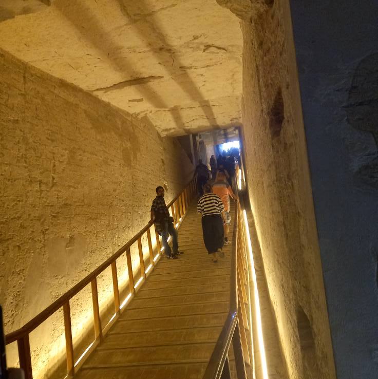 التوافد السياحى فى قلب مقابر الملوك والملكات