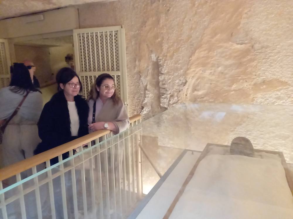 سعادة الأجانب بزيارة مقبرة توت عنخ آمون