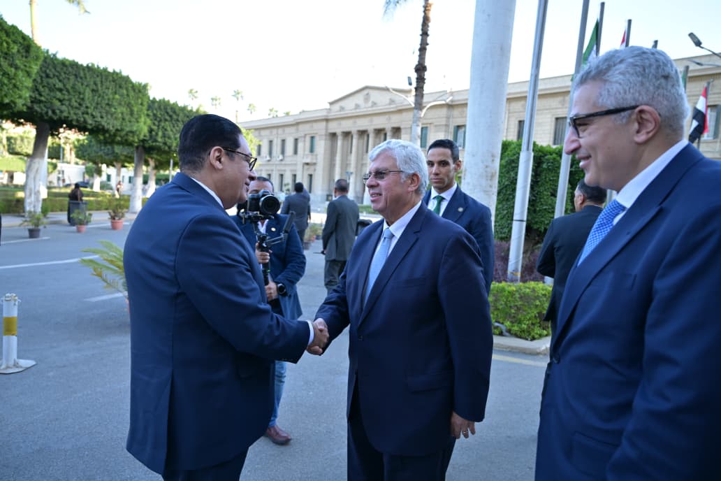رئيس جامعة القاهرة يستقبل وزير التعليم العالى