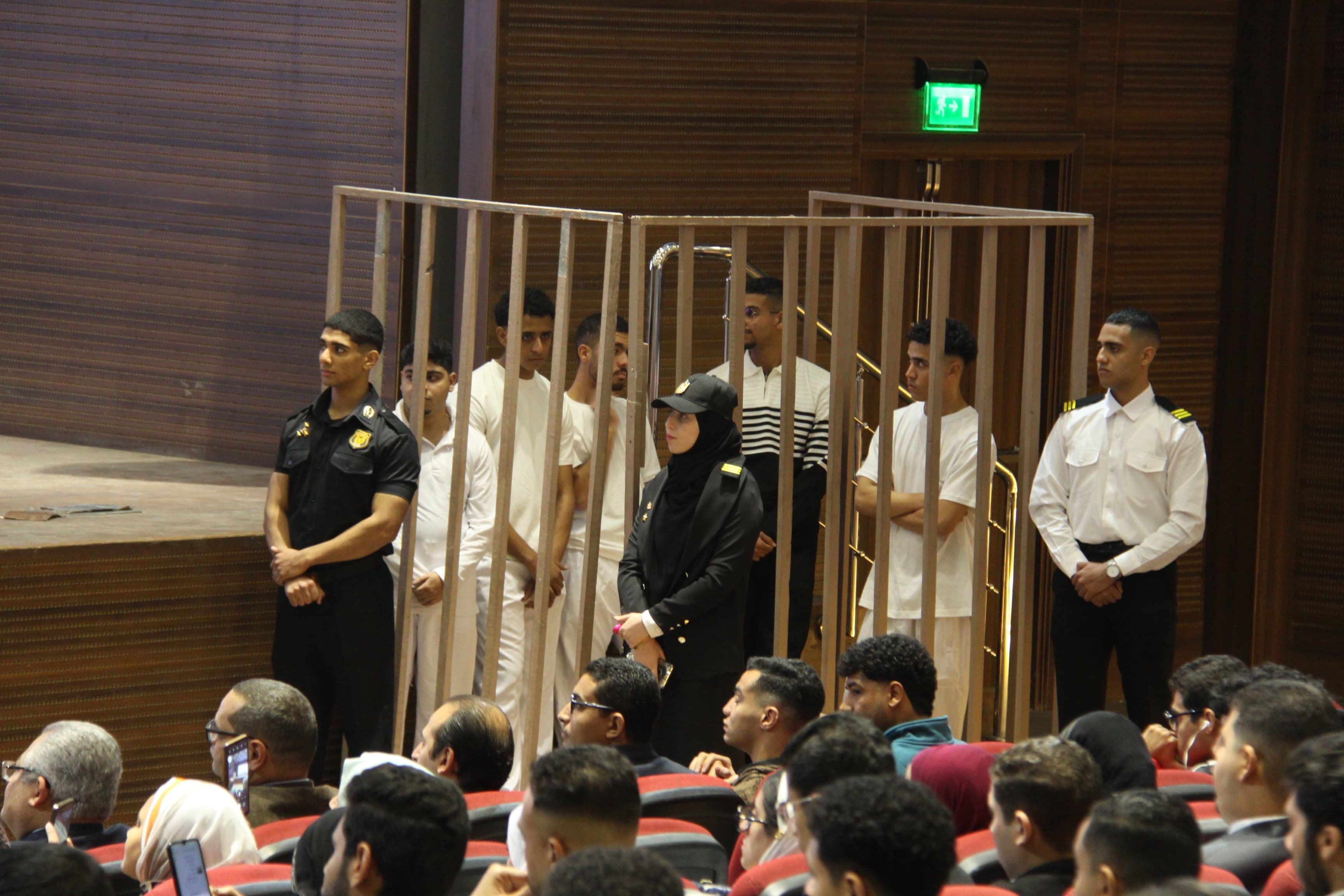 جانب من مشاركة الطلاب في نموذج للمحكمة ممثلة في القضاة والنيابة العامة والمحامين بحضور المتهمين