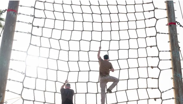 فانس يتسلق الاحبال