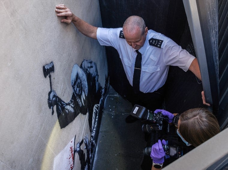 إزالة لوحة جدارية لبانكسى