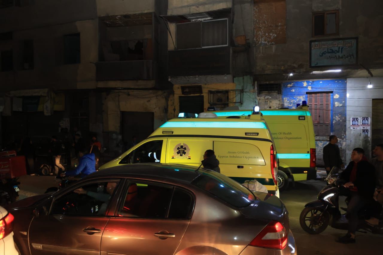 وصول سيارات الإسعاف