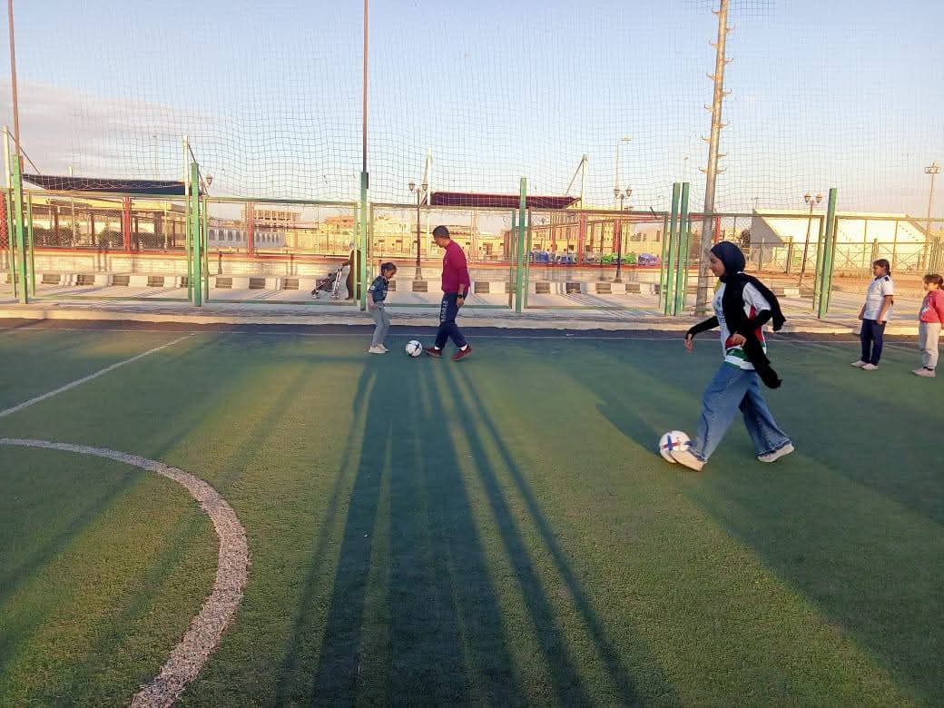 فتيات يشاركن فى الرياضة