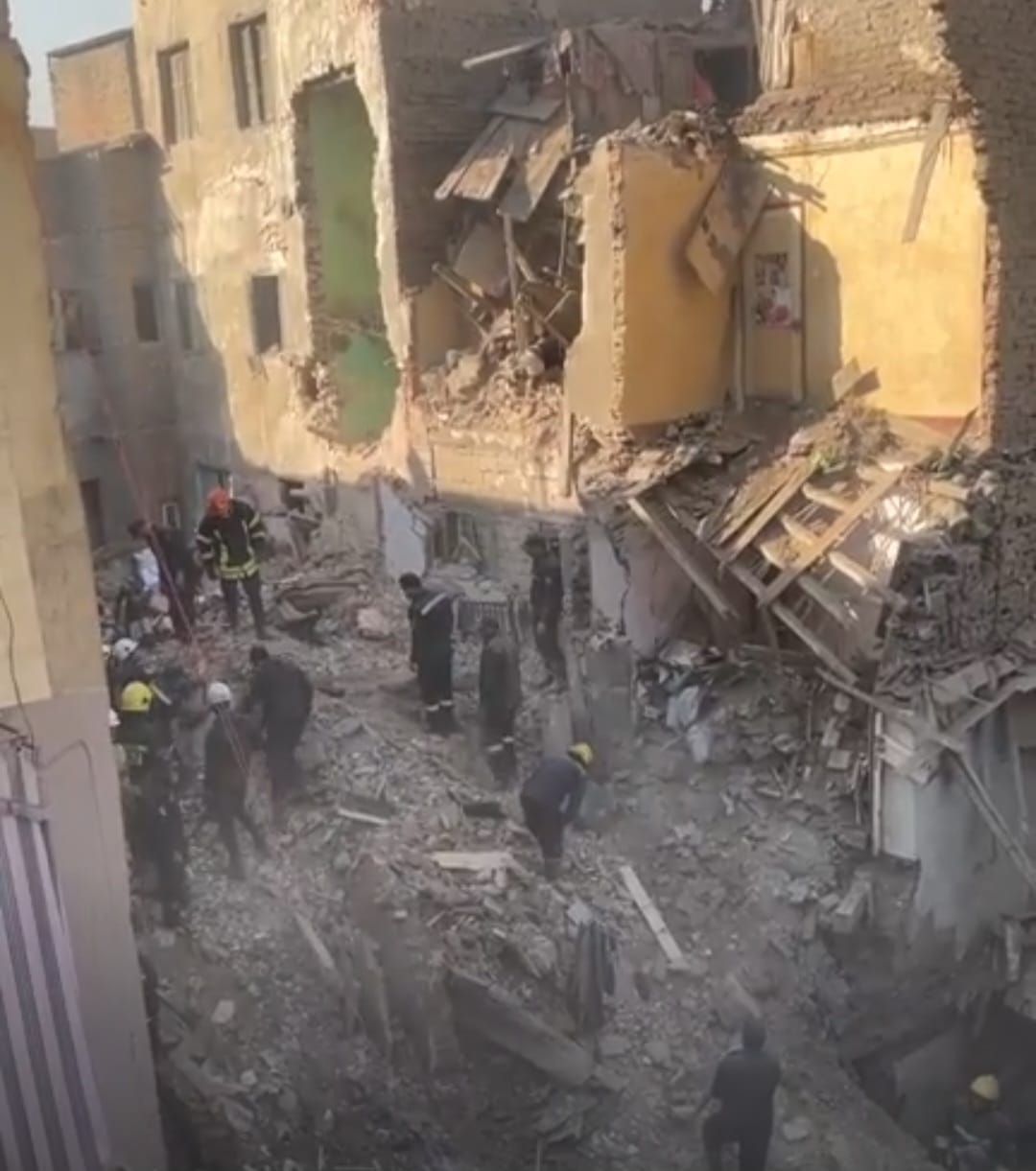 البحث عن أم و 3 أطفال بين المفقودين اسفل ركام عقار إمبابة المنهار (4)