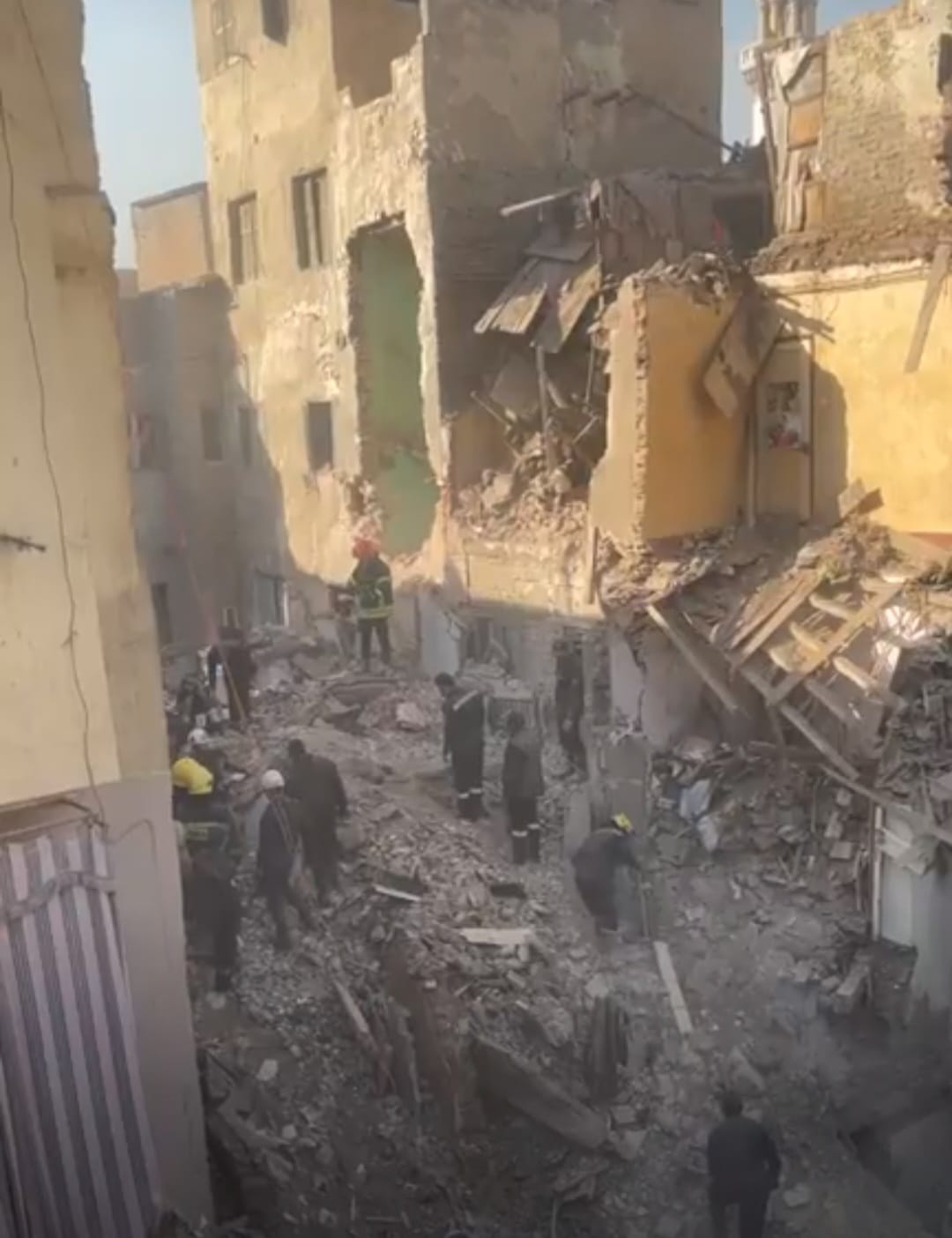 البحث عن أم و 3 أطفال بين المفقودين اسفل ركام عقار إمبابة المنهار (6)