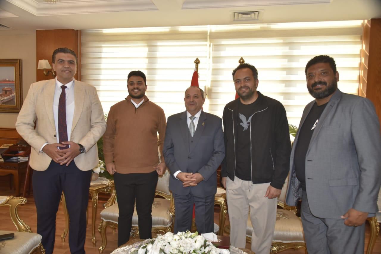 الاستاذ محمد والمخرج عمرو