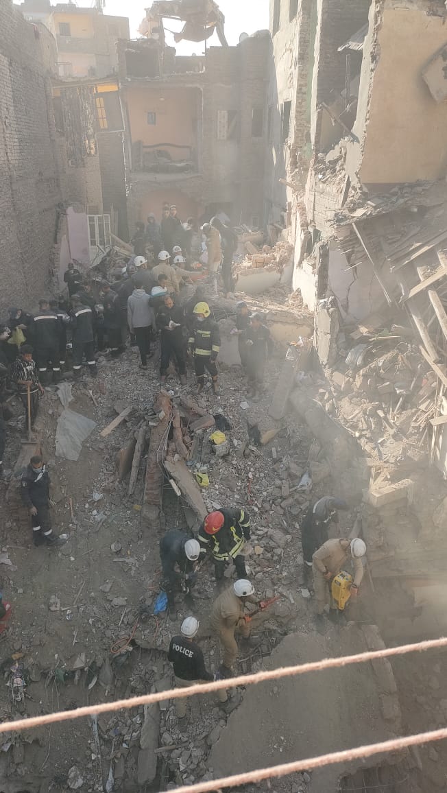  الحماية المدنية تواصل البحث عن مفقودين أسفل عقار إمبابة المنهار (3)