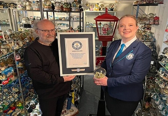 جوزيف يتسلم شهادة موسوعة جينيس