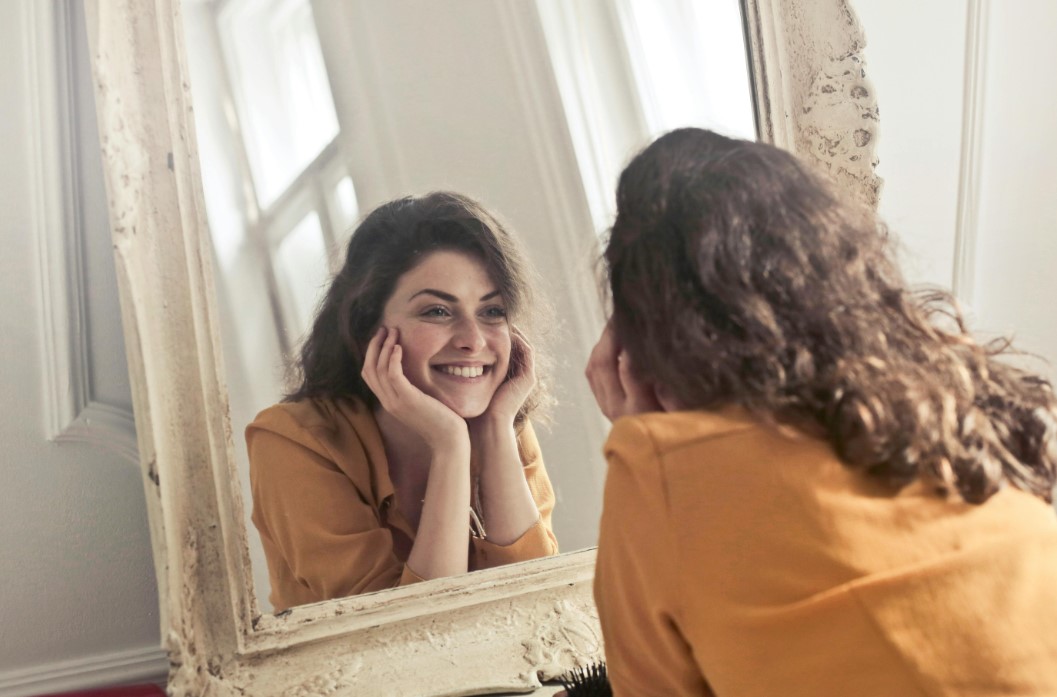 هل يمكن الكشف عن عمر المرأة من عينيها