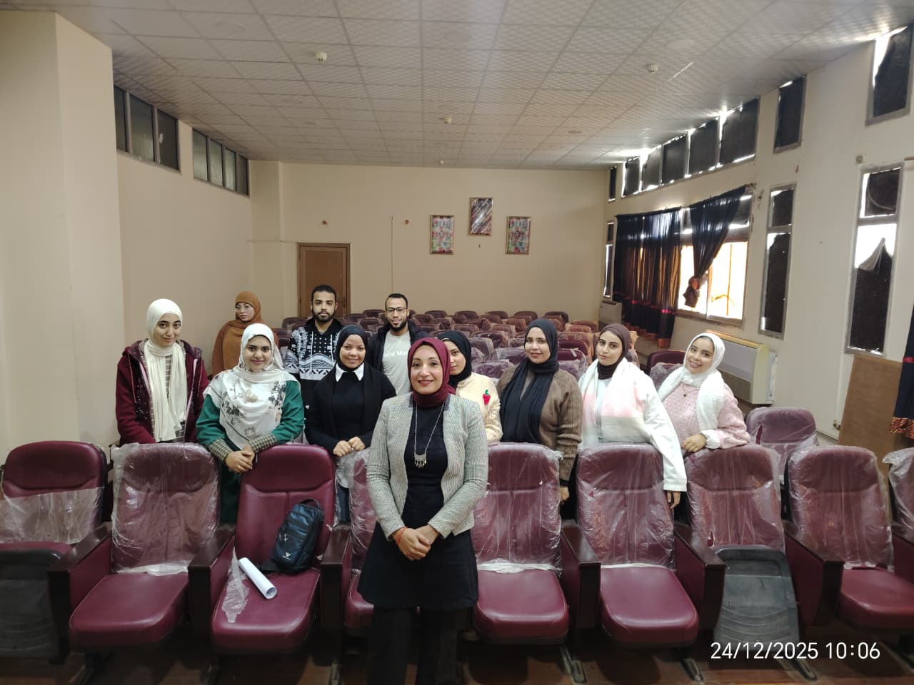 طلاب الكلية مع الدكتورة