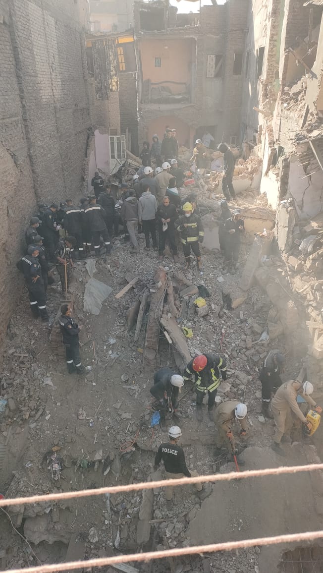  الحماية المدنية تواصل البحث عن مفقودين أسفل عقار إمبابة المنهار (1)