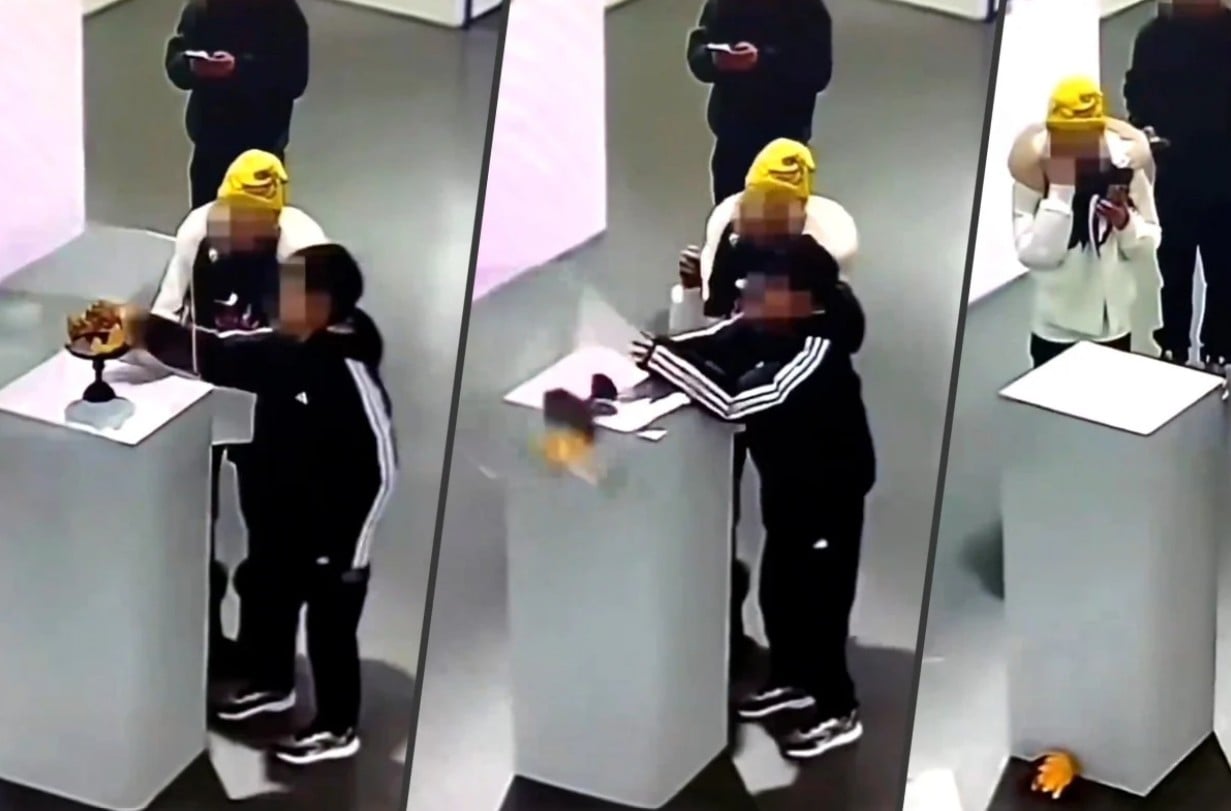 طفل يكسر تاج ذهبى غال الثمن فى معرض فني