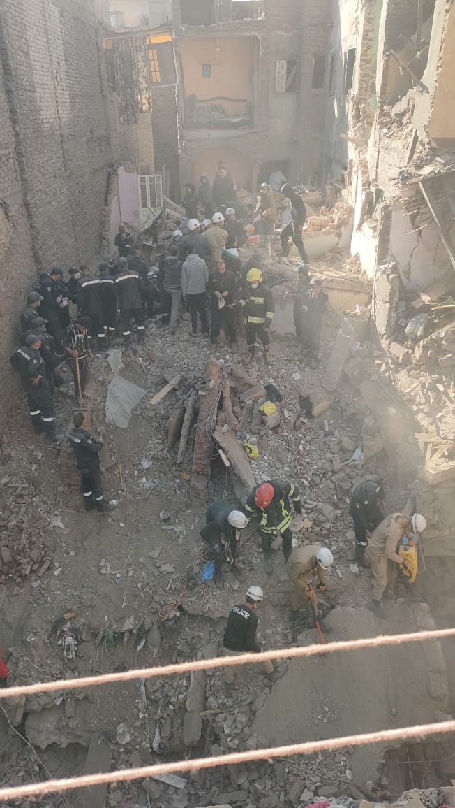  الحماية المدنية تواصل البحث عن مفقودين أسفل عقار إمبابة المنهار (2)