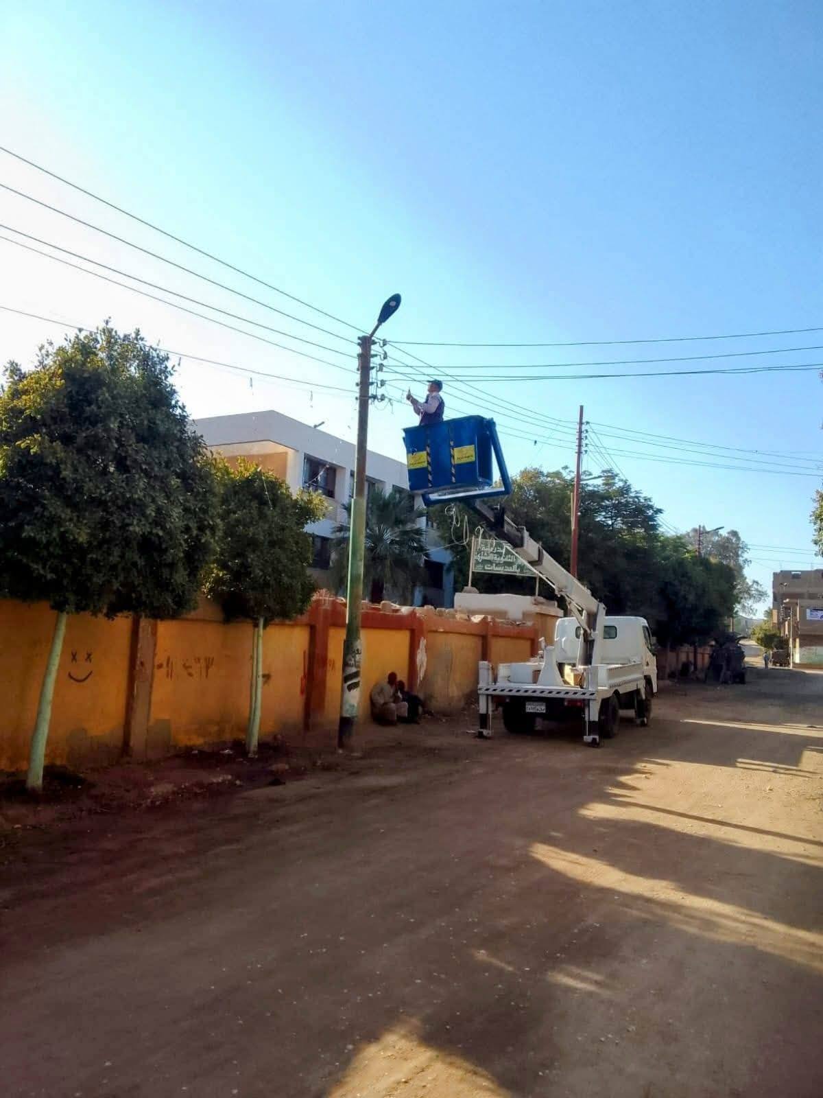 تطوير المرافق وأعمدة الإنارة فى مركز ومدينة الطود