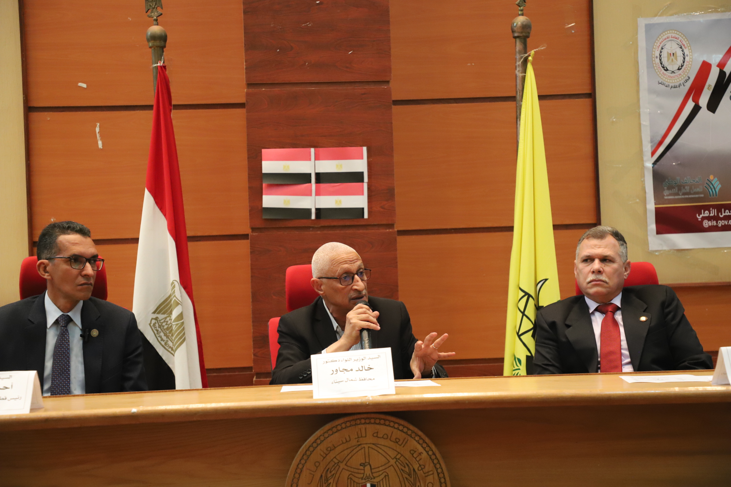 محافظ شمال سيناء اثناء القاء كلمه امام الحضور 